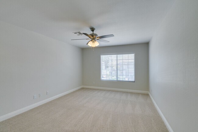 Building Photo - Modern 2 Bed, 2.5 Bath Henderson Townhome