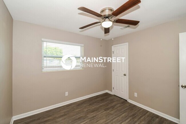 Building Photo - 3 Bedroom Pet-Friendly Home in Jacksonville, FL with Main Street Renewal
