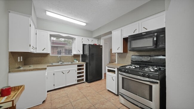 Building Photo - 9953 Mango St