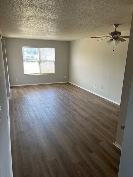 Building Photo - Pinecrest Village