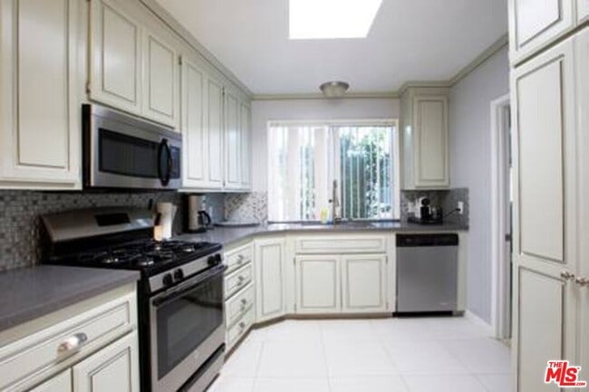 Building Photo - 5049 Serrania Ave