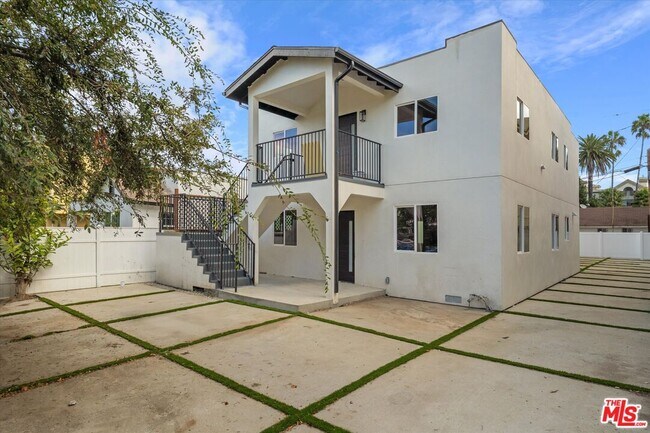 Primary Photo - 3754 1/2 Veteran Ave
