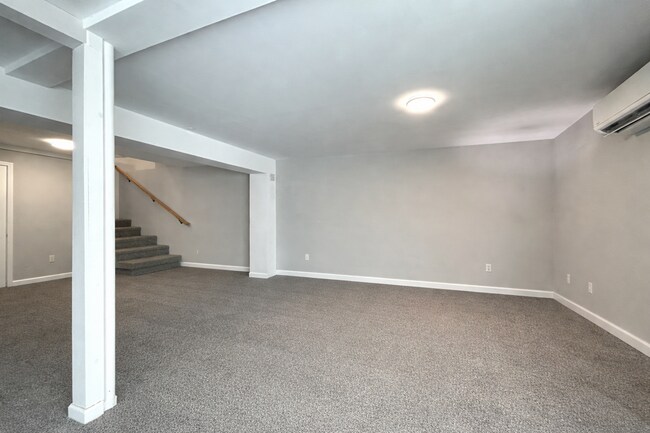 Building Photo - Adorable and Spacious Ranch Close to Town!