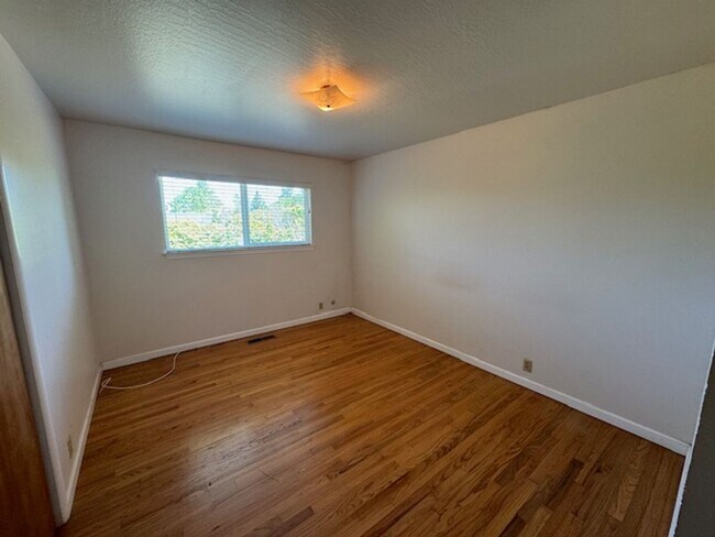 Building Photo - Beautiful 3 Bedroom, 1.5 Bath Home Available Soon!