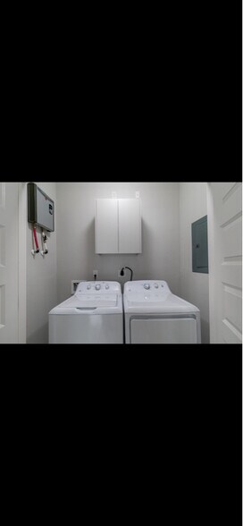 Building Photo - 1007 Hidden Hls St