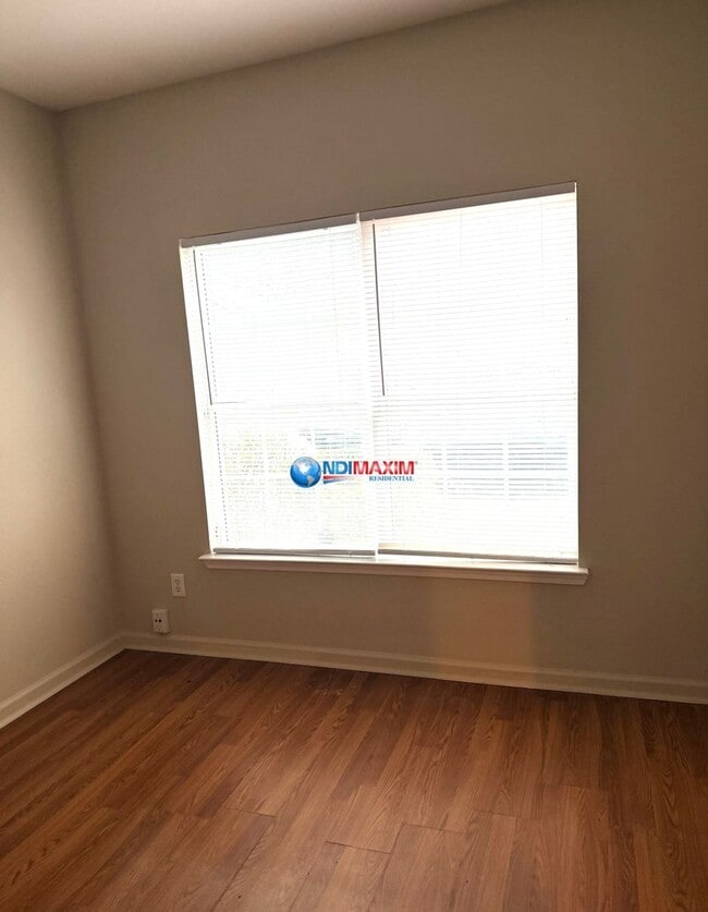 Building Photo - Spacious 3-bedroom townhouse in Riverdale