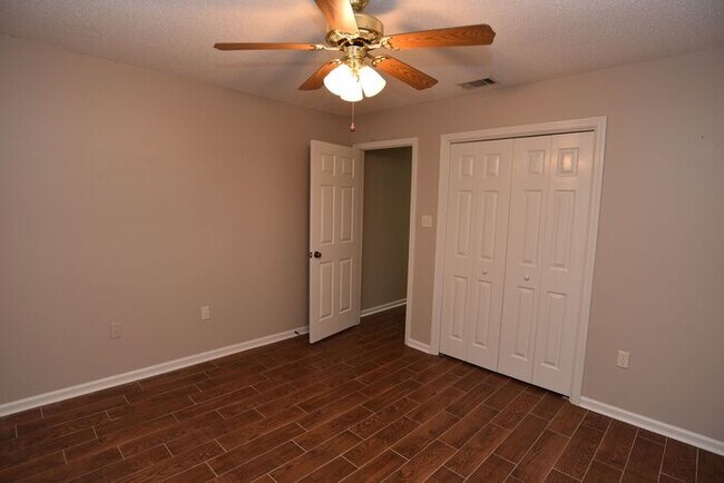 Building Photo - Wilmington Island Gem!