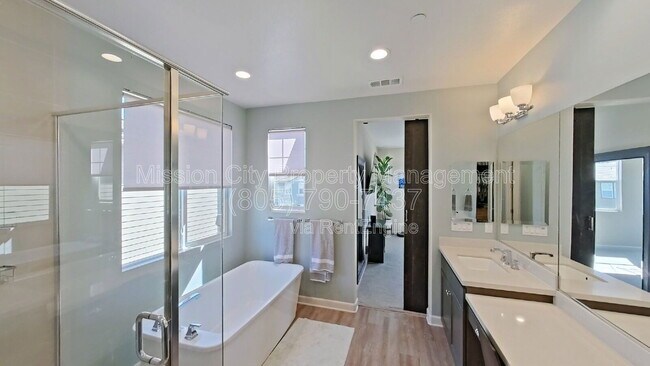 Building Photo - 6620 Calle Koral