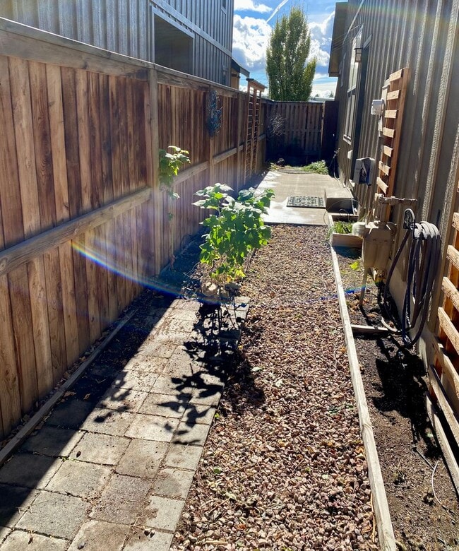 Building Photo - 3-BR Craftsman home in NE Bend- Boyd Acres