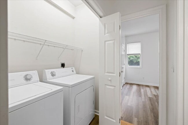 Building Photo - Spacious 3BR Townhome by the Bus Stop
