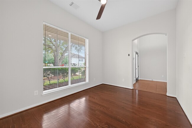 Building Photo - 14335 Plum Springs Dr