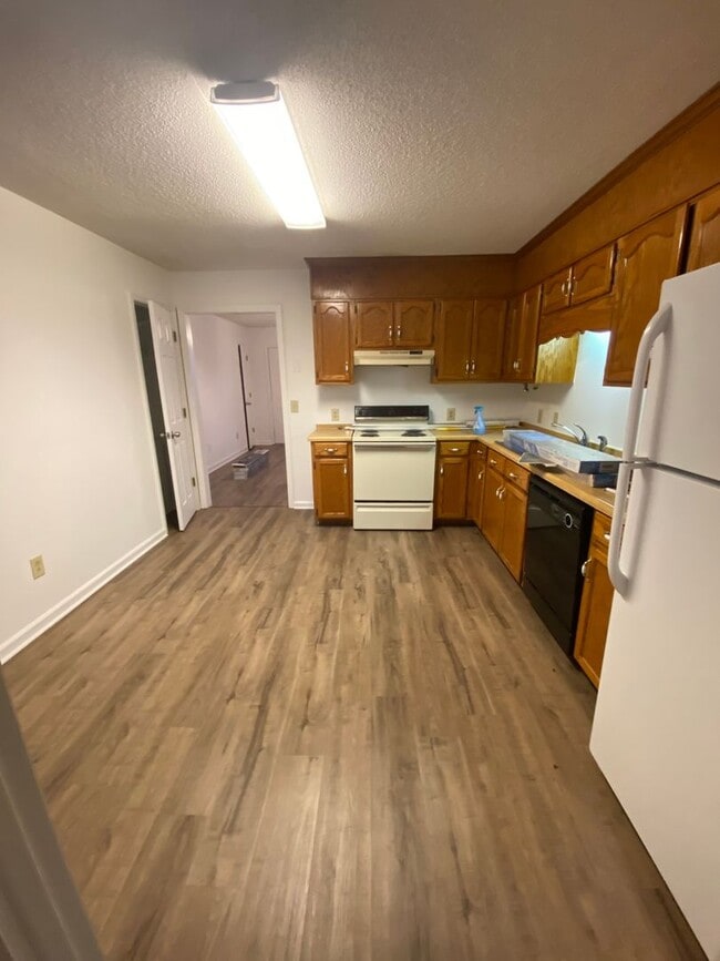 Building Photo - 2 Bedroom 1 Bath duplex, new flooring, new...