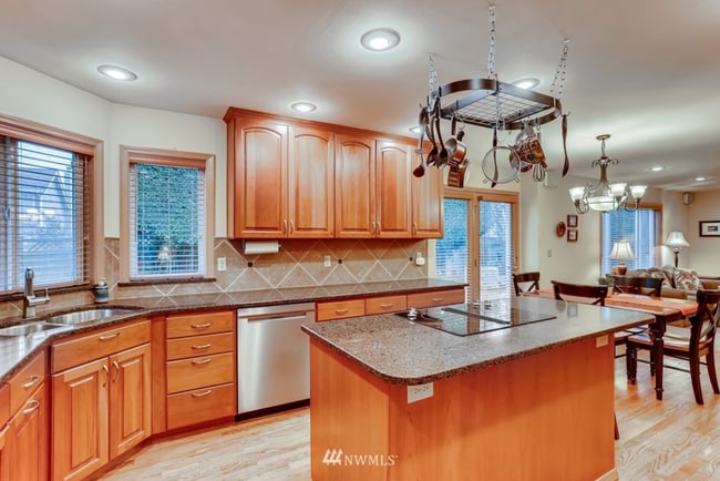 Building Photo - 5 bedroom + bonus room in Spring Hill neighborhood