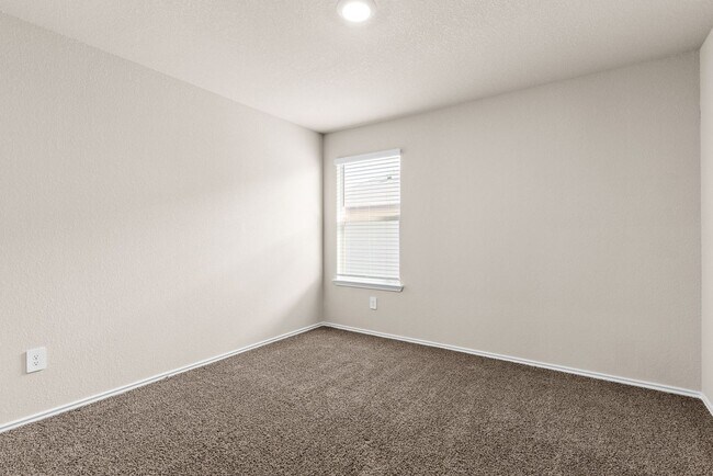 Building Photo - 4 bedroom 2 bath in Creekside Hills with Pool Access