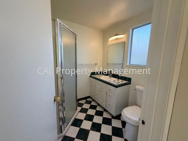 Building Photo - 3 bedroom 2 bathroom single level home!