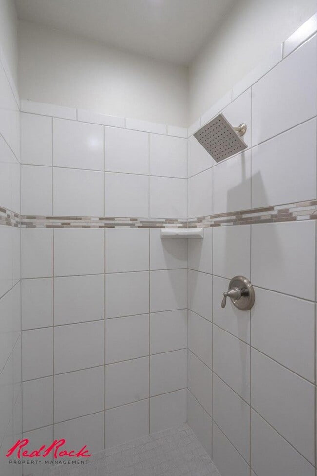 Building Photo - Pet Friendly 4 Bedroom Home! Internet Incl...