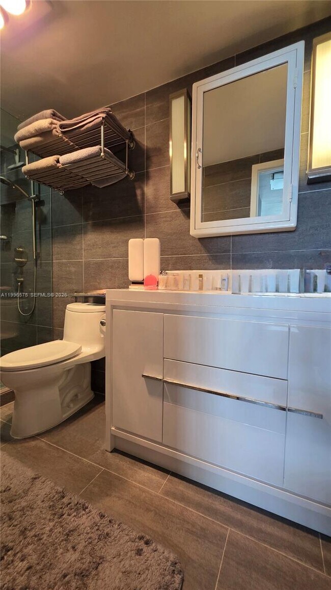 Building Photo - 5825 Collins Ave