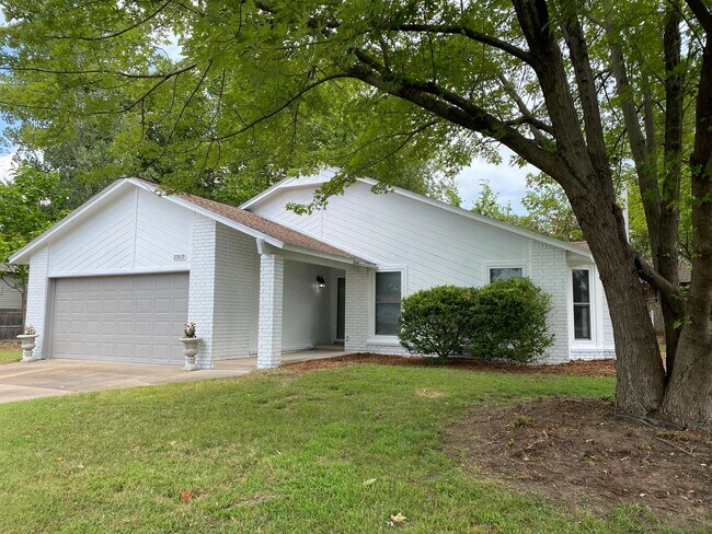 Building Photo - 3 bedroom house with 2 baths in Broken Arrow!!