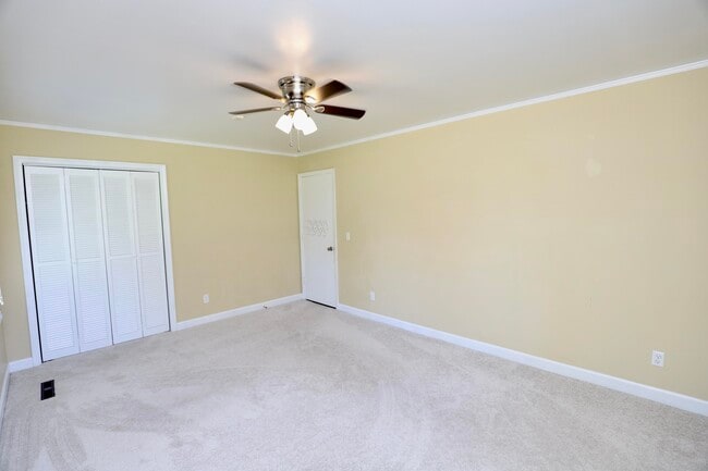 Building Photo - 549 Pringle Dr