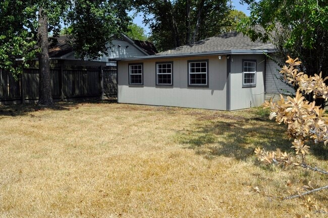 Building Photo - 802 Lochmoor Ln