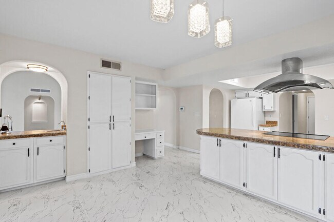 Building Photo - 8500 Mountain View Dr