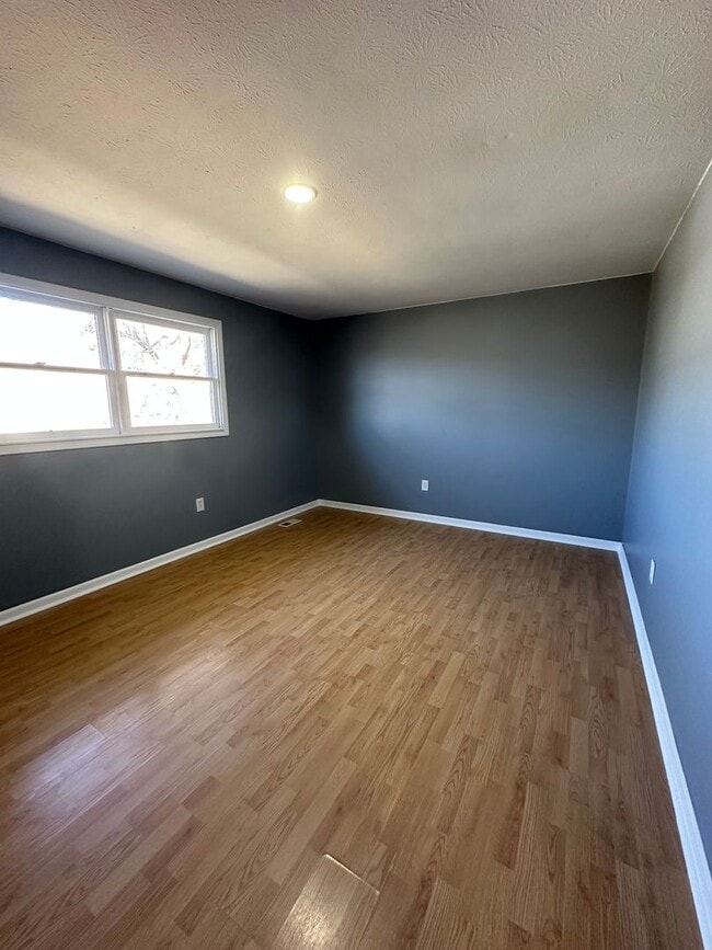 Building Photo - 5 Bedroom / 3 Bath Home Kingsport, TN