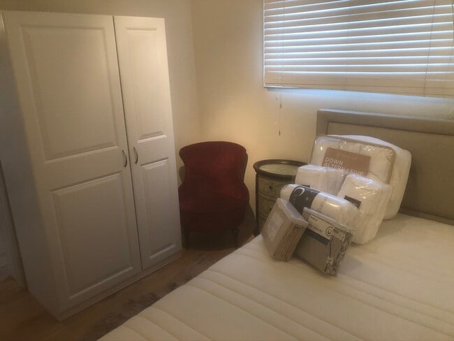 Building Photo - Spring