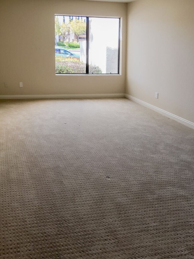 Building Photo - Beautiful Upgraded 2 Bed, 2 Bath with Private Patio!