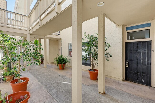 Building Photo - 270 Dahlia Ave