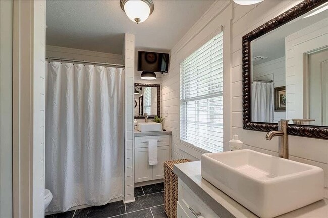 Building Photo - COMPLETELY FURNISHED EXECUTIVE RENTAL- SHOWINGS BY APPOINTMENT ONLY