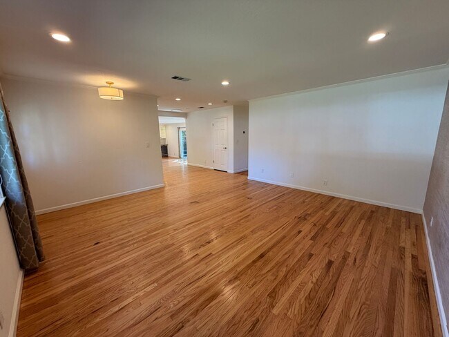 Building Photo - 362 Penn Way