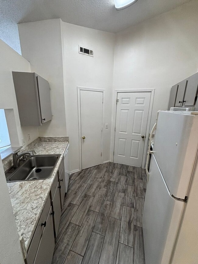 Building Photo - Cozy 2 bedroom 1.5 bath Lawn Maintenance I...