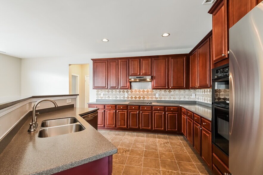 Building Photo - 304 Edgecroft Way