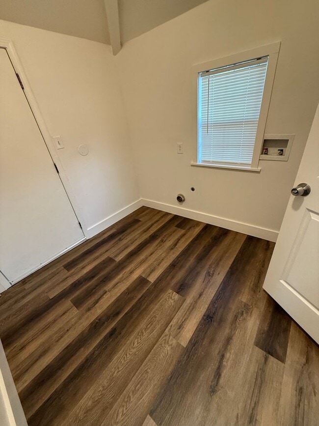 Building Photo - HOUSE:  3 Bed, 1 bath, Large Yard, Newly R...