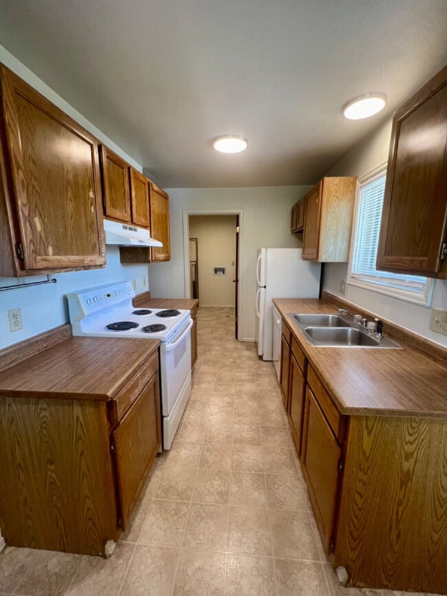 Building Photo - Upper level two bedroom, one bathroom clos...
