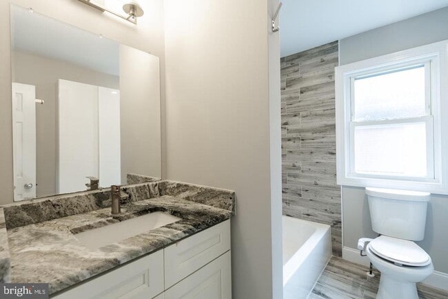 Building Photo - 22 W 6th Ave