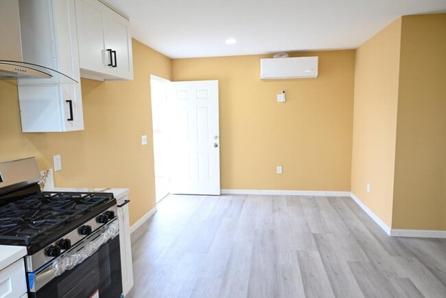 Building Photo - 10701 1/2 Doty Ave