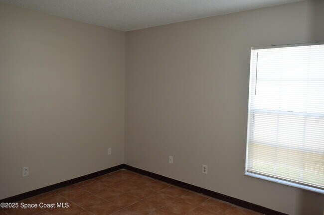 Building Photo - 1941 Talloak Rd