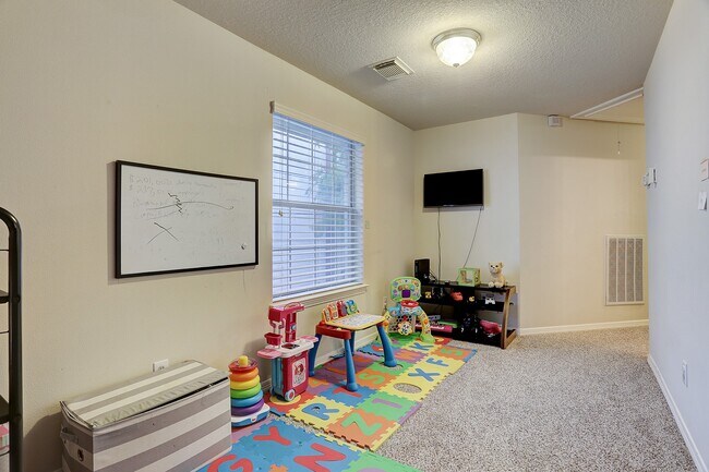 Building Photo - 7630 N Linpar Ct