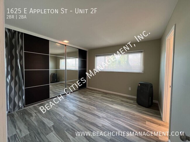 Building Photo - 1625 E Appleton St