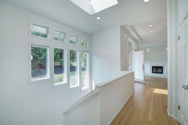 Building Photo - Clyde Hill Home