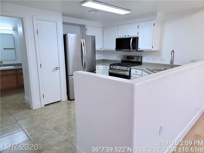 Building Photo - Inviting First-Floor Corner Condo with Modern Finishes & Poolside Location!