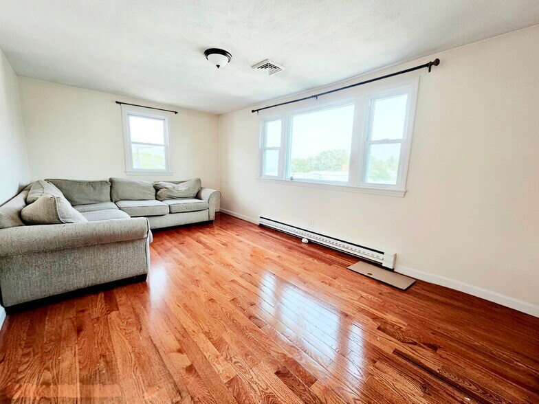 Building Photo - 74 Dunboy St