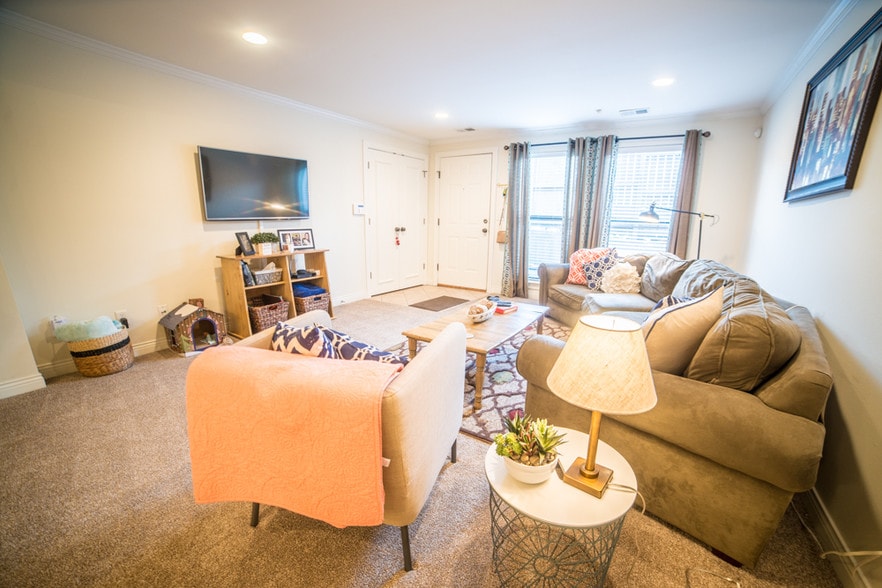 Building Photo - 4000 Oak St