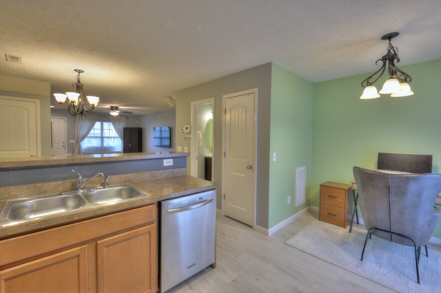 Building Photo - 589 Bradburn Village Cir
