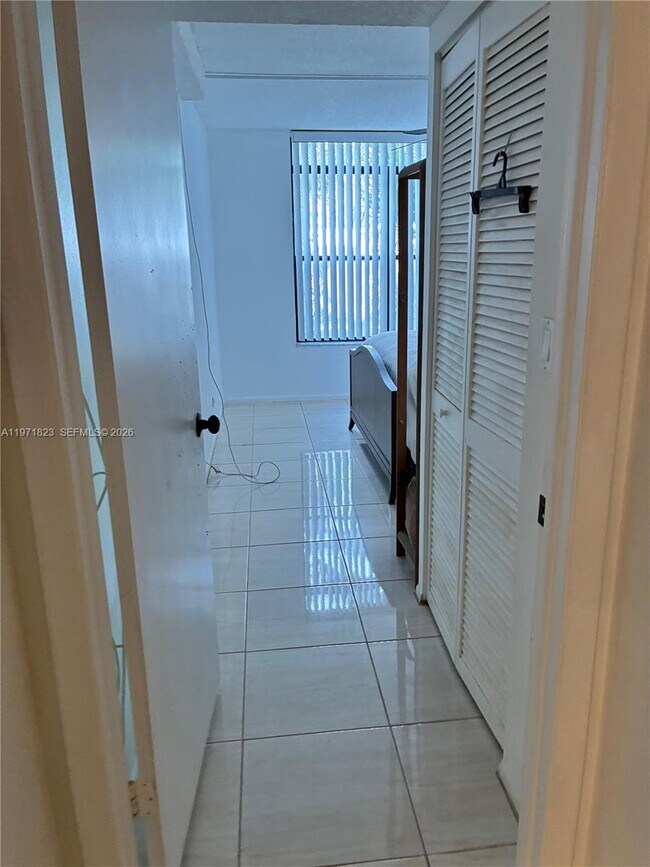 Building Photo - 3680 Inverrary Dr