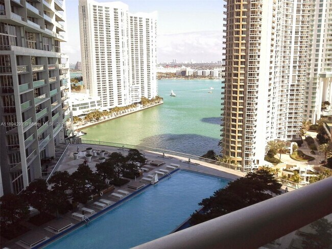 Building Photo - 495 Brickell Ave