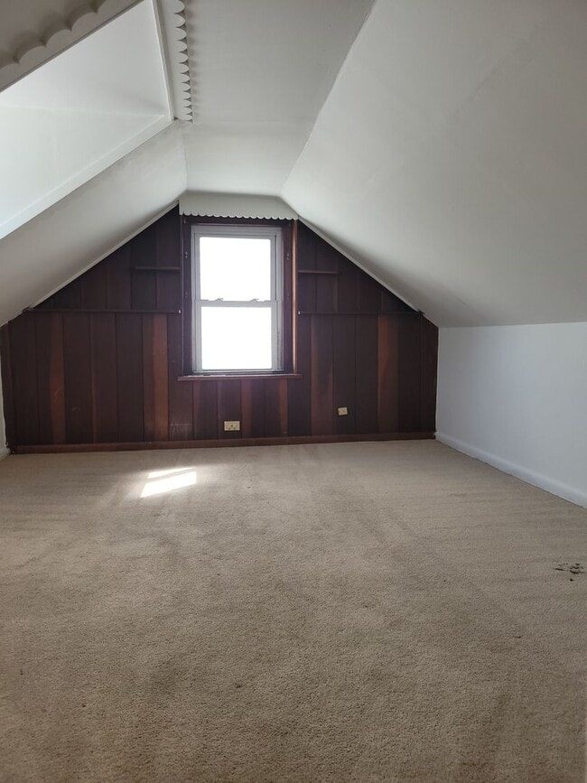 Building Photo - Spacious Twin - Torresdale