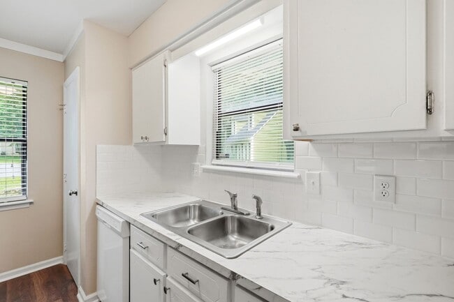 Building Photo - Renovated Ranch on a Quiet Cul-de-Sac with Vaulted Ceilings & Private Backyard