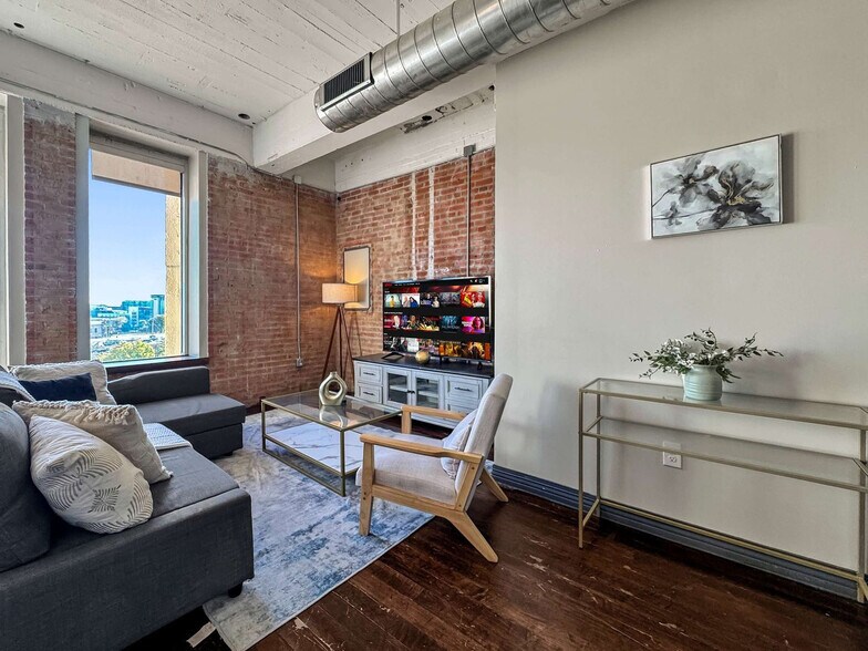 Building Photo - 555 Evergreen St